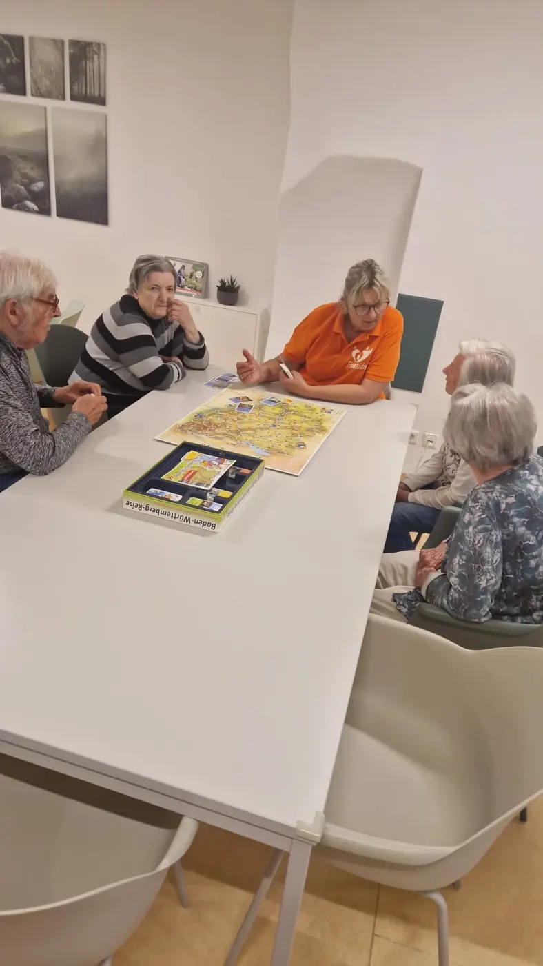 Aktivierende Tagesgestaltung in der Frontida Tagespflege – Gäste beim gemeinsamen Brettspiel mit Betreuerin