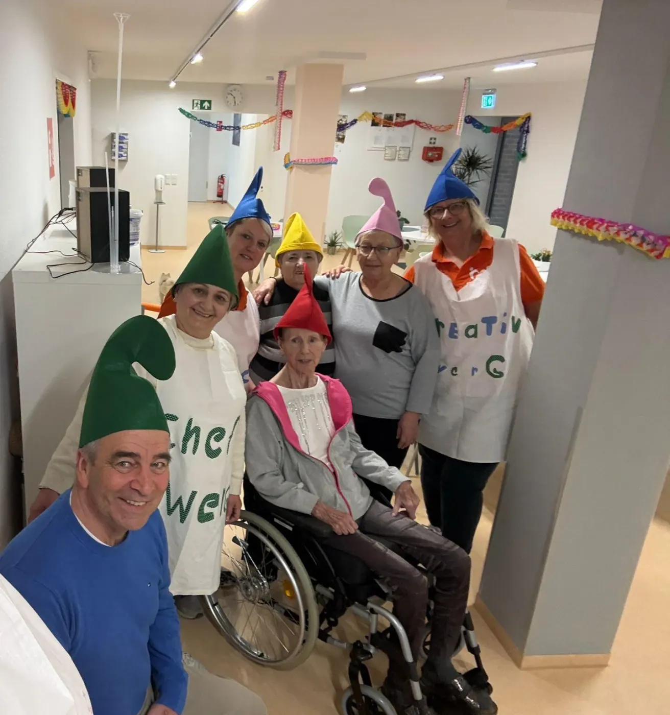 Fasching-Feier in der Frontida Tagespflege Backnang – Team und Gäste feiern verkleidet