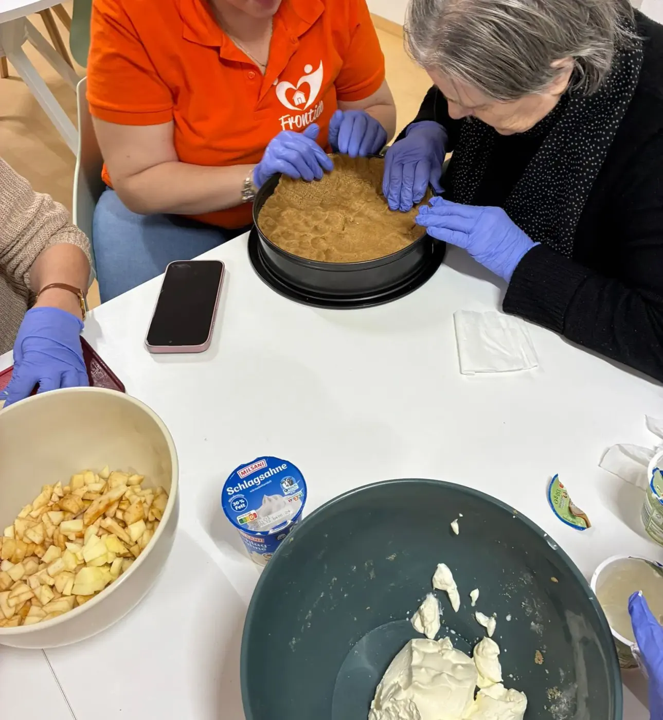 Gemeinsames Kuchenbacken in der Frontida Tagespflege Backnang