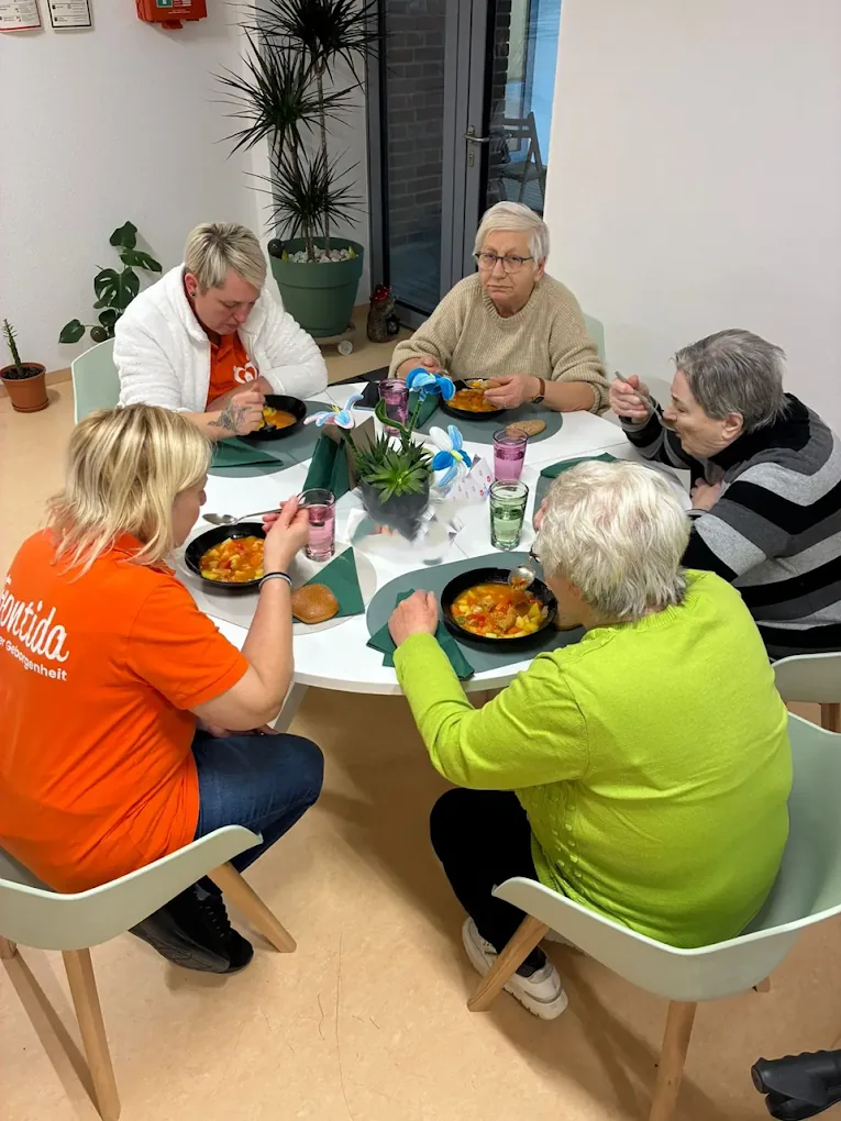 Gemeinsames Essen und Kochen in der Frontida Tagespflege Backnang