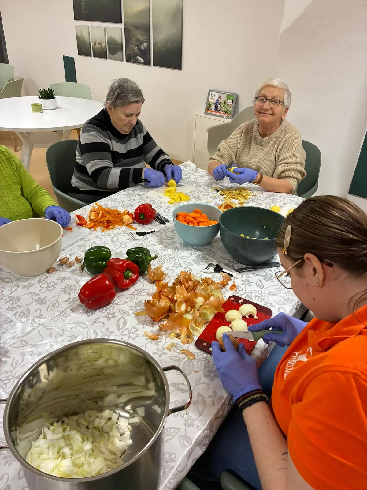 Gemüse schälen beim Kochen in der Frontida Tagespflege Backnang